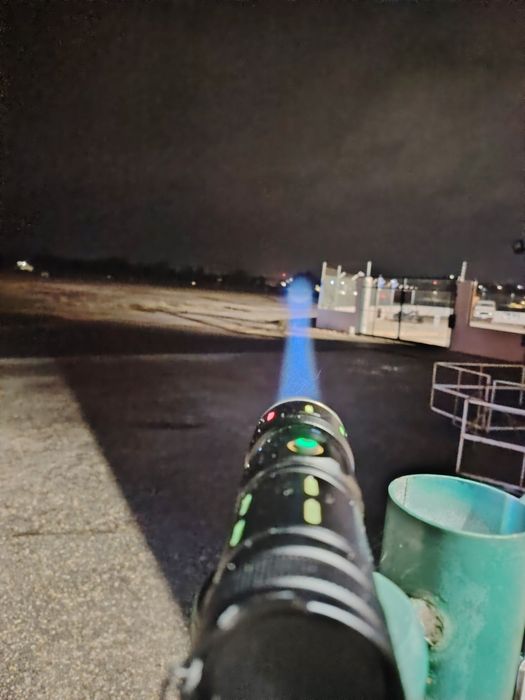 Super Lanterna Tática c/ tripé– Alcance de 600m