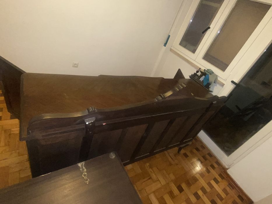 Móvel antigo em madeira de nogueira