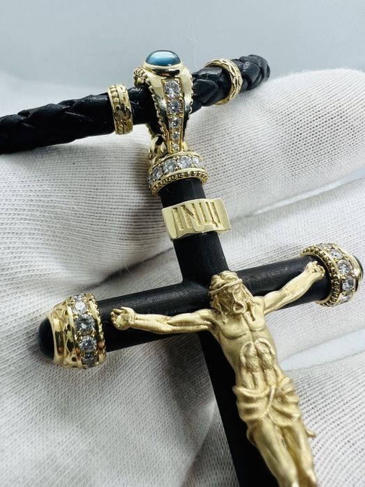 Золотой крест , эбеновое дерево, 1.15 карат.