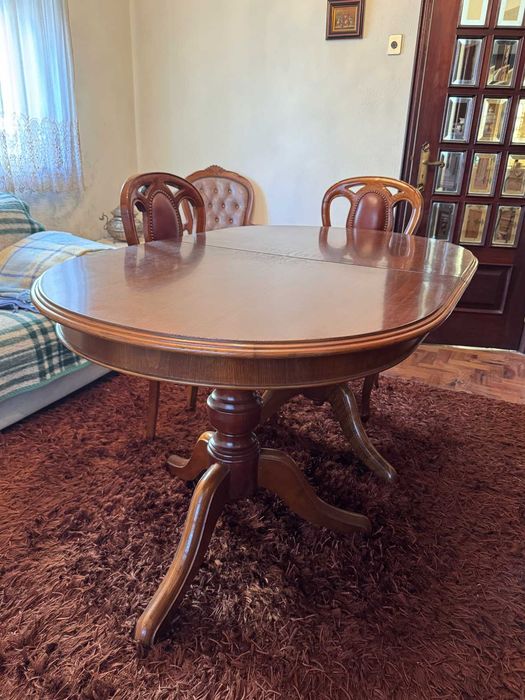 Mesa de jantar oval extensível com pé central em madeira