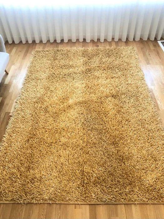 Tapete Semi Novo Dourado