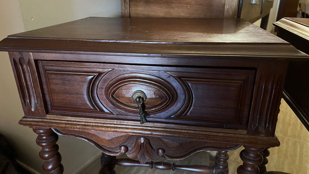 Par de mesas de cabeceira em madeira maciça — 80 €