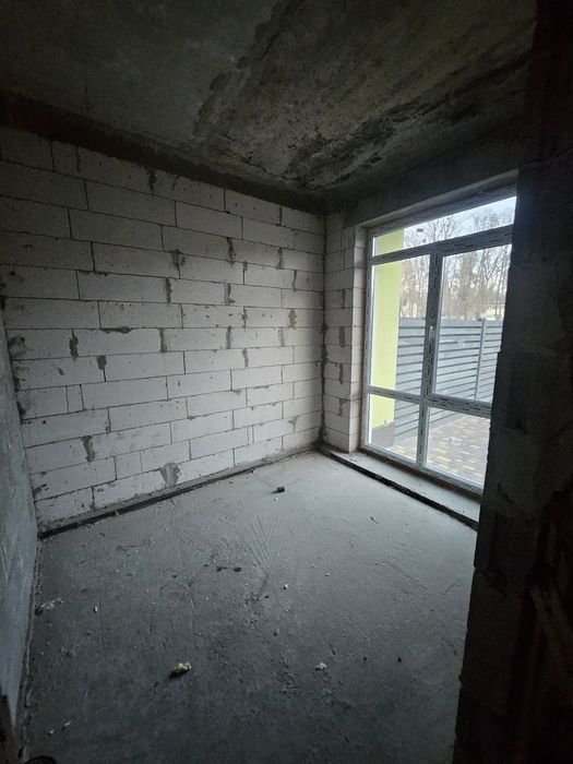Таунхаус без ремонту біля річки