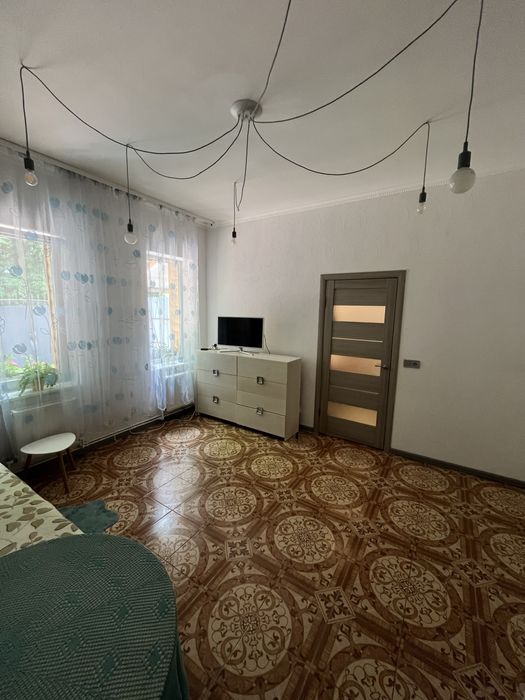 Частина будинку з власним двором