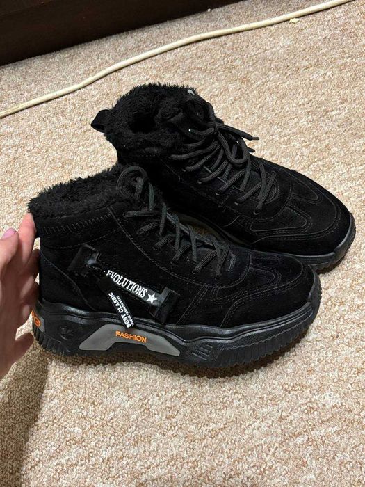 Продам зимние ботинки унисекс