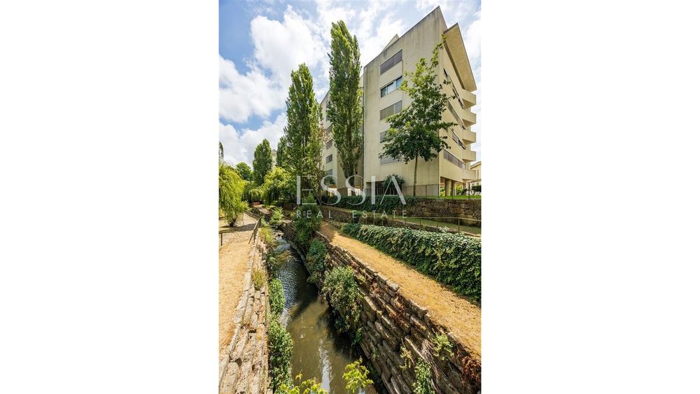 Apartamento T4+1 em Serralves com garagem