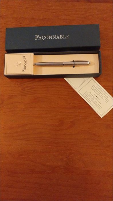 FAÇONNABLE, caneta esferográfica prateada Nunca foi utilizada Valor 20,00 €