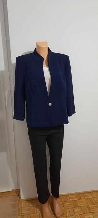 Granatowy zakiet krotki