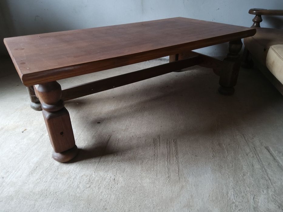 Шкіряний диван. Дубовий столик.