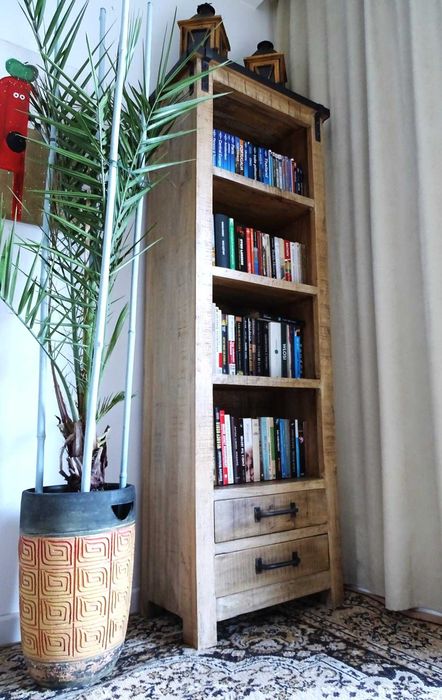 Kolonialna drewniana witryna / regał z litego drewna – śliczny