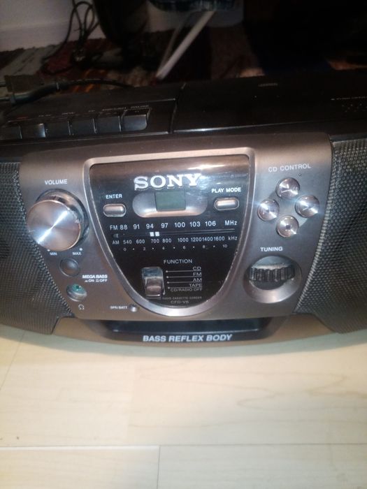 Sprzedam tanio fajny boombox Sony CDF-V6 Sprawny