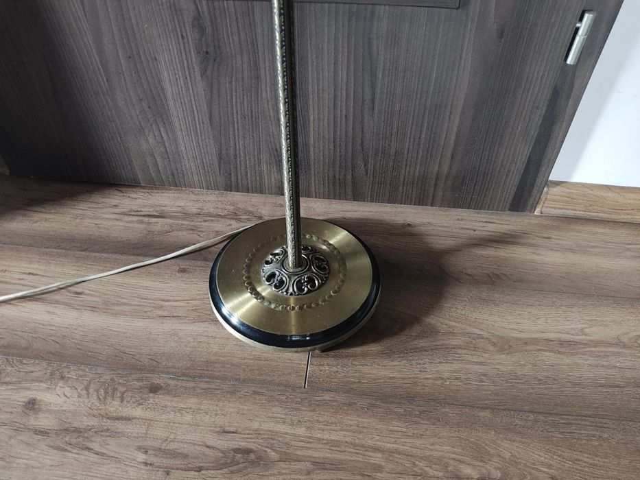 Zabytkowa mosiężna lampa stojąca