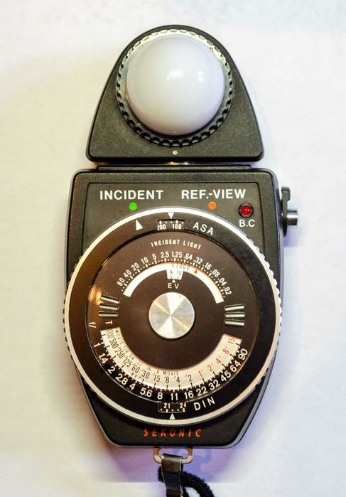 Fotómetro Sekonic Auto Meter L-418 com difusores, manual e estojo, a funcionar