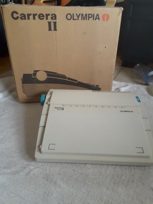 Máquina de escrever eléctrica OLYMPIA Carrera II