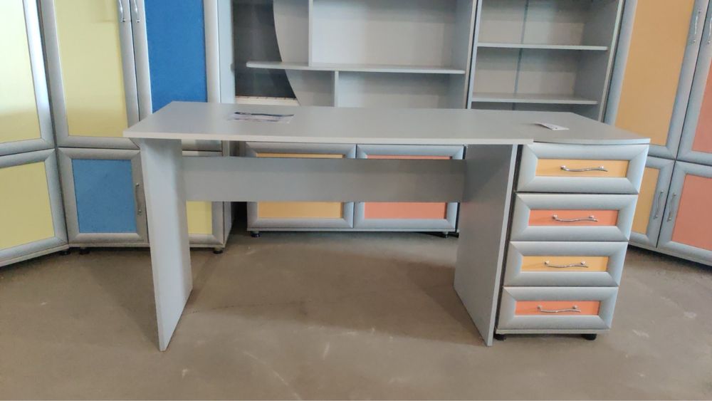 Сірий письмовий/ офісний стіл