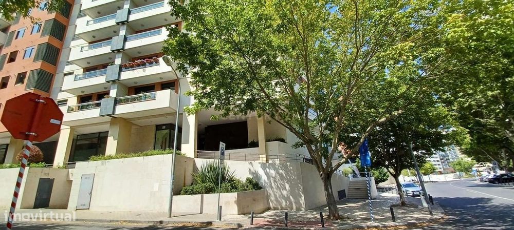 Loja para Comércio ou Serviços – Quinta de Santo António, Miraflores