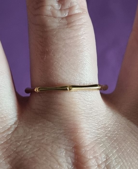 Anel/aliança dourado, em aço, estilo "cana de bambu". T20bambu