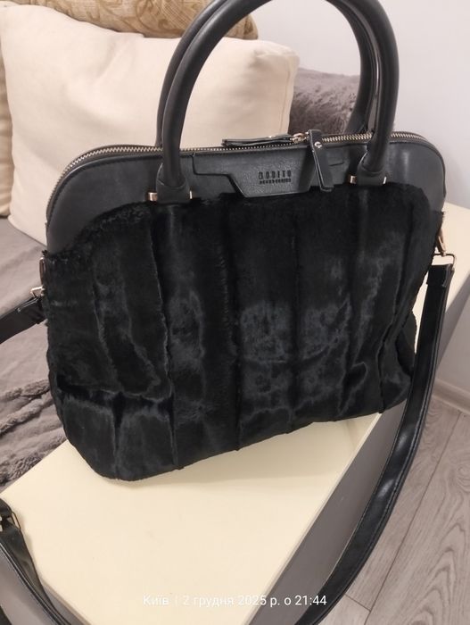 . Сумка жіноча,стильна, шкіряна. оздоблена хутром.