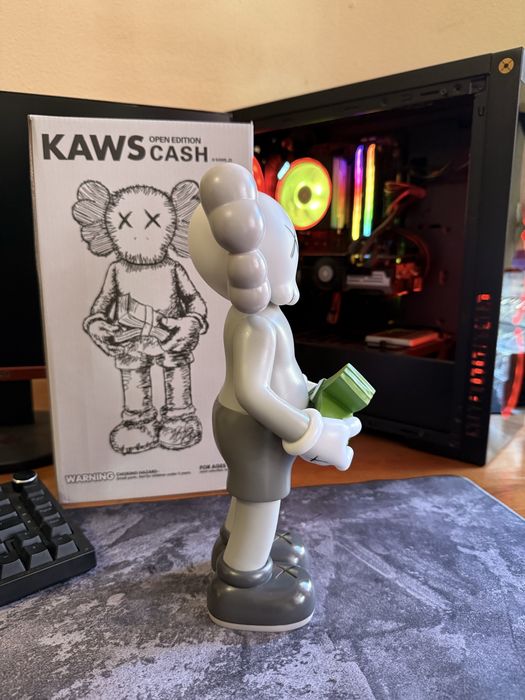 Boneco Kaws Cash