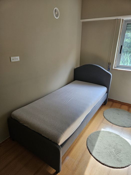 Cama individual IKEA Hauga 200x90 + colchão IKEA Hamarvik