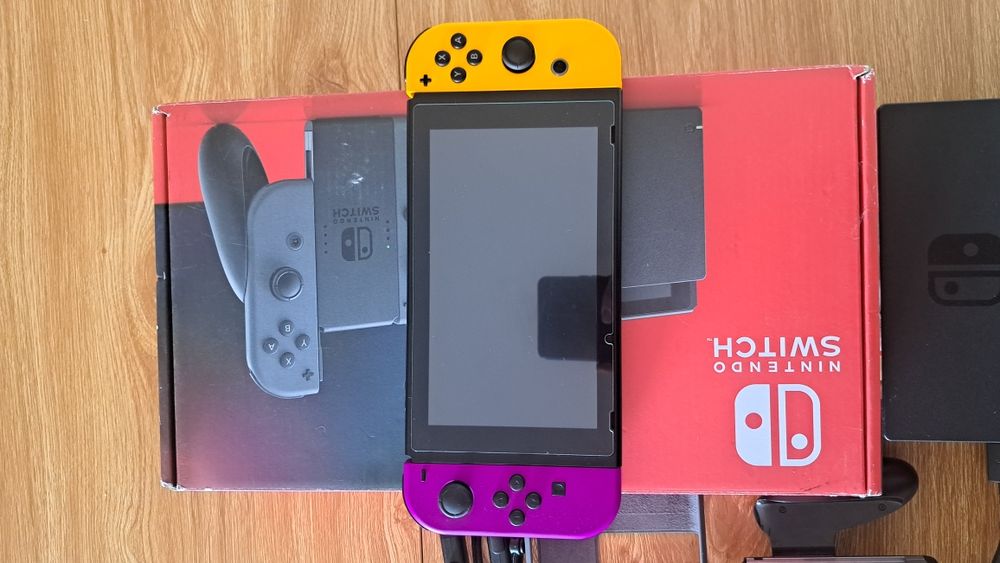 Nintendo Switch (completa com acessórios e caixa)