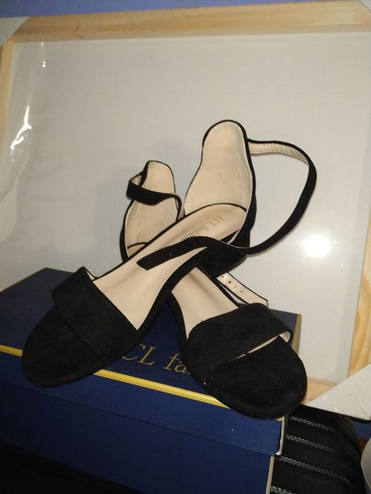 Sapatos pretos novos