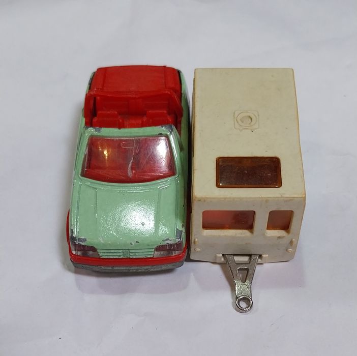 Duas miniaturas antigas Majorette Peugeot 205 e caravana