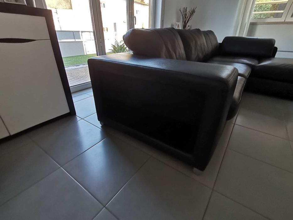 Sofá de pele sintética usado, mas está como novo.