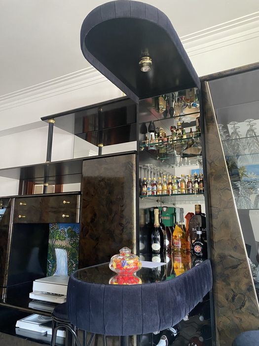 Móvel com bar e 2 bancos