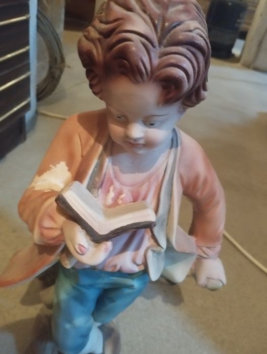 Estatueta menino estudante