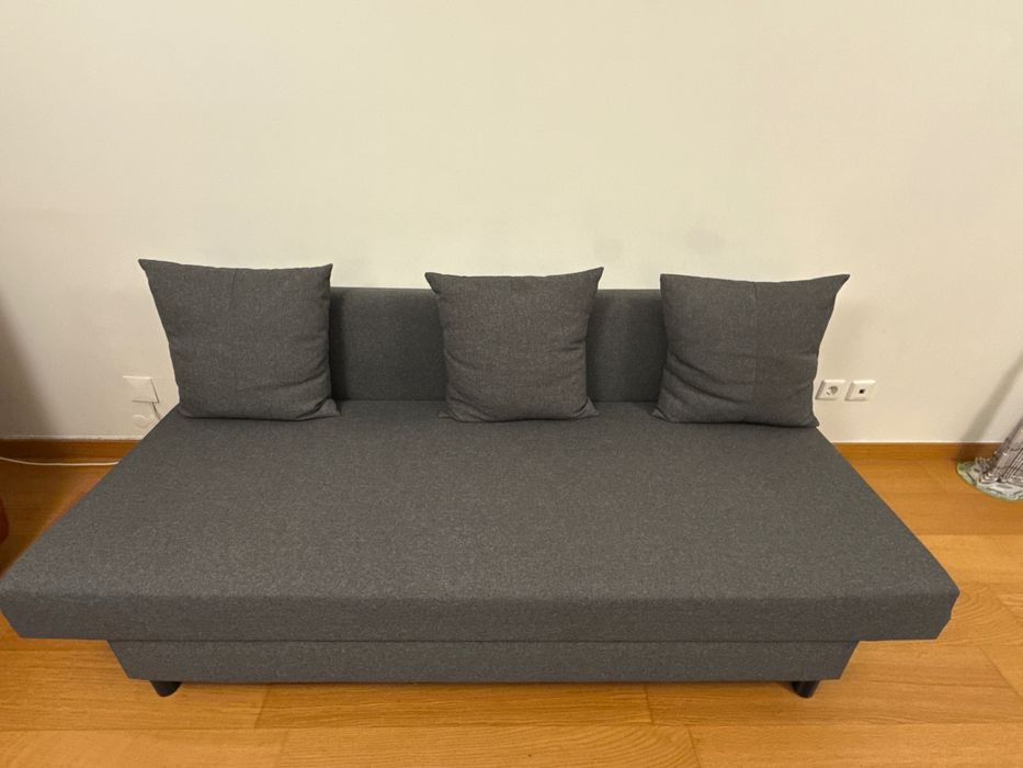 Sofá cama Ikea com almofadas