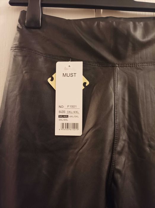 Legginsy damskie czarne ze sztucznej skóry.