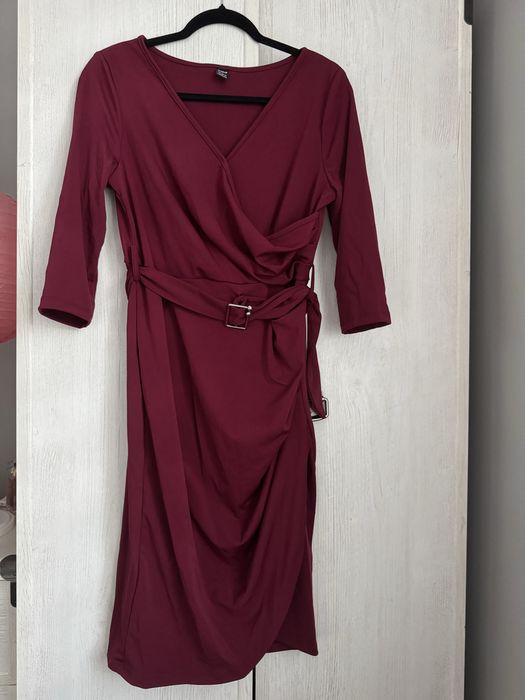 Sukienka z ozdobym paskiem