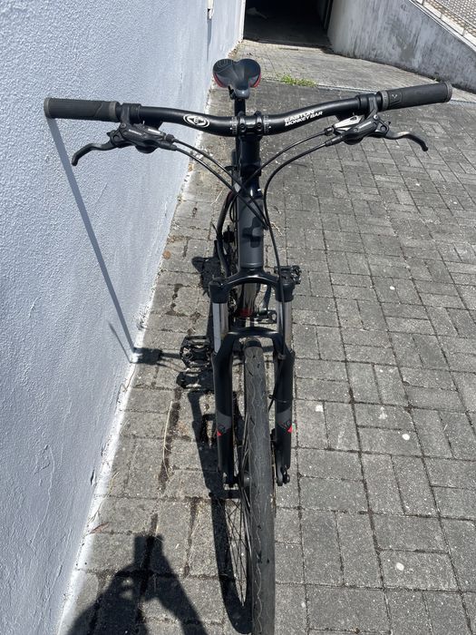 Bicicleta CUBE montanha