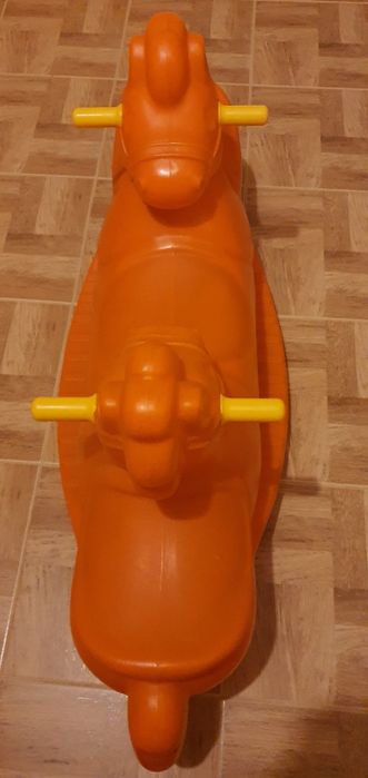 Cavalo de balanço, da Chicco para 3 crianças balançarem, está praticam