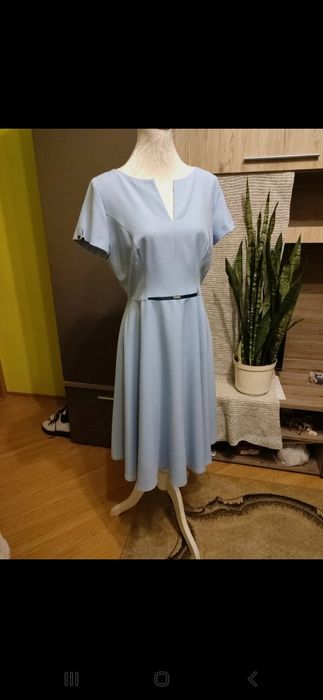 Prosta elegancka sukienka błękit dekolt V vka krótki rękaw kokardka