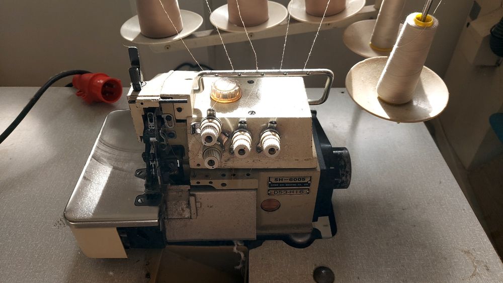 Máquina de cose e corte duas agulhas com ponto de segurança