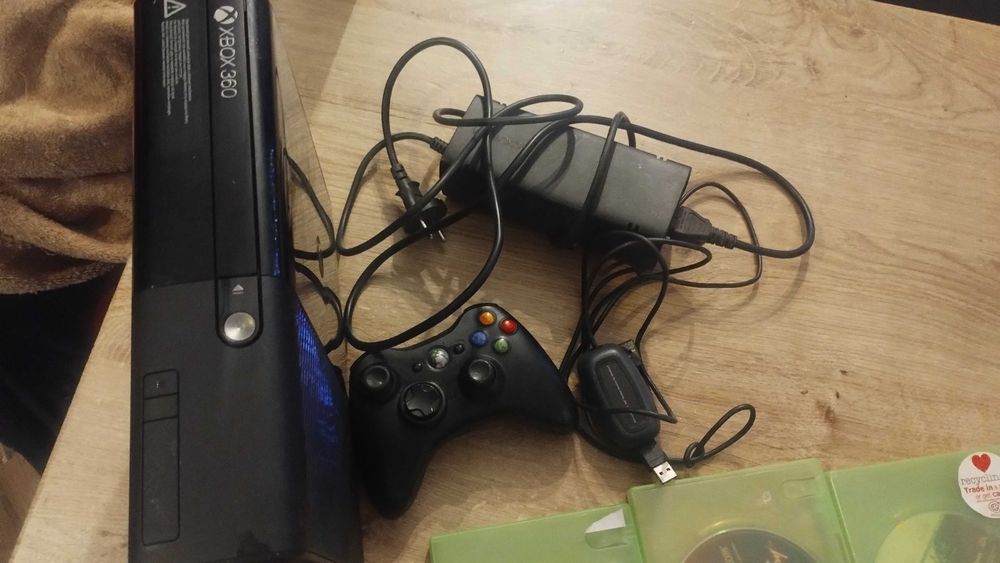 Konsola Xbox 360 + pad, adapter PC i 3 gry
