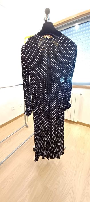 Vestido preto às bolinhas brancas