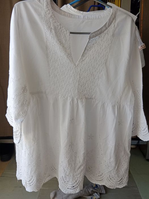 Blusa tipo vestido decote em bico bordada