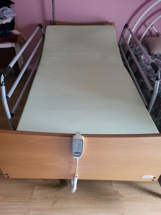 Cama articulada semi nova com elevador