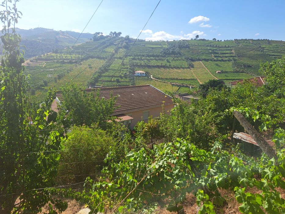 Vende-se Moradia  V8 com 2 pisos habitação