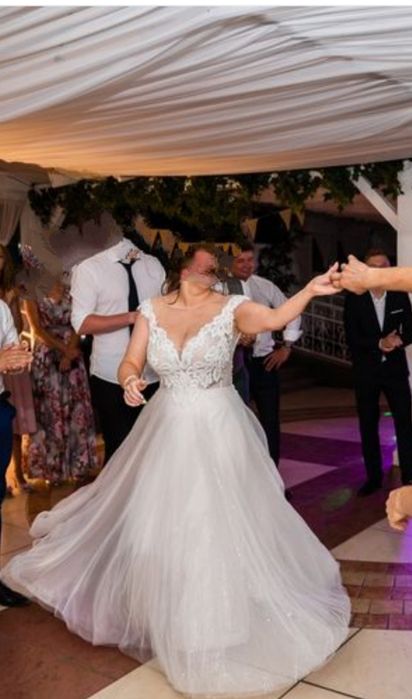 Suknia ślubna z odpinanymi rękawkami