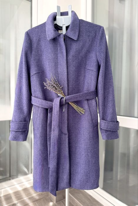 Пальто жіноче на гудзиках з паском лавандового кольору.