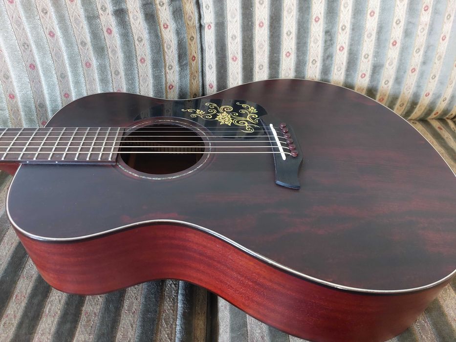 Gitara akustyczna Baton Rouge, szerszy gryf