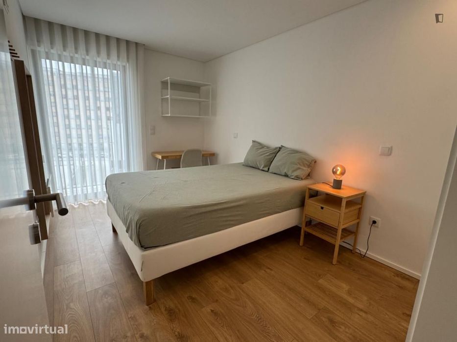 Quarto - localizado em Paranhos Porto