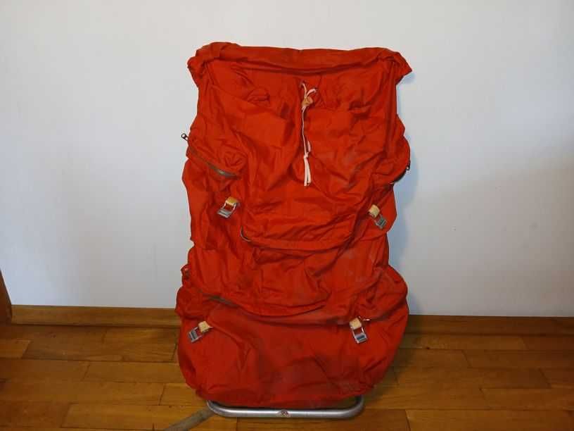 Plecak dwukomorowy na stelażu aluminiowym. Stan b.dobry, czysty.
