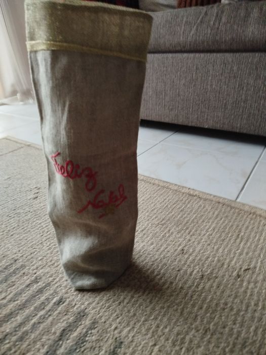 Saco decorativo para garrafa em tecido e bordado a mão