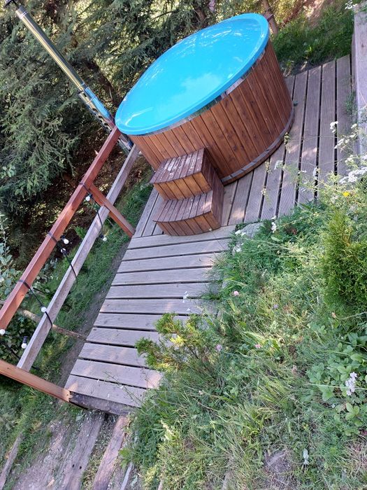 Zielony domek nad jeziorem