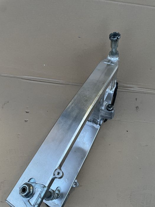 Wahacz Suzuki sv650 03- ośka oś tył